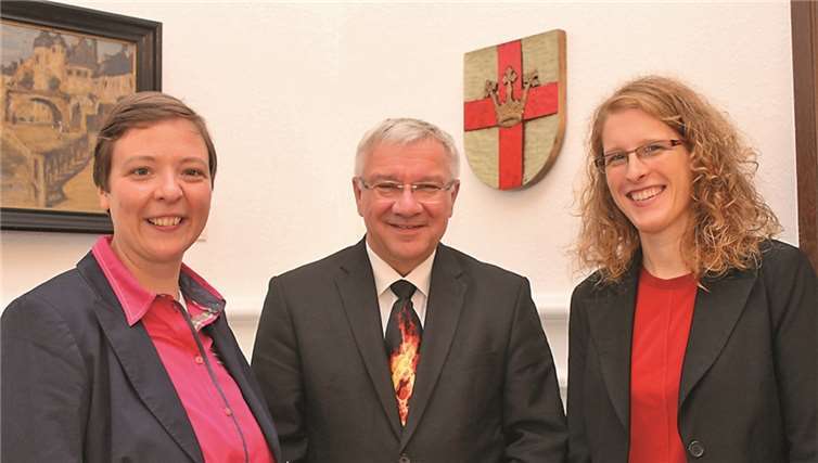 Kirstin Jackenkroll (l.) stellte Oberbürgermeister Prof. Dr. Joachim Hofmann-Göttig ihre Nachfolgerin Diana Bäßler vor.Stadt Koblenz