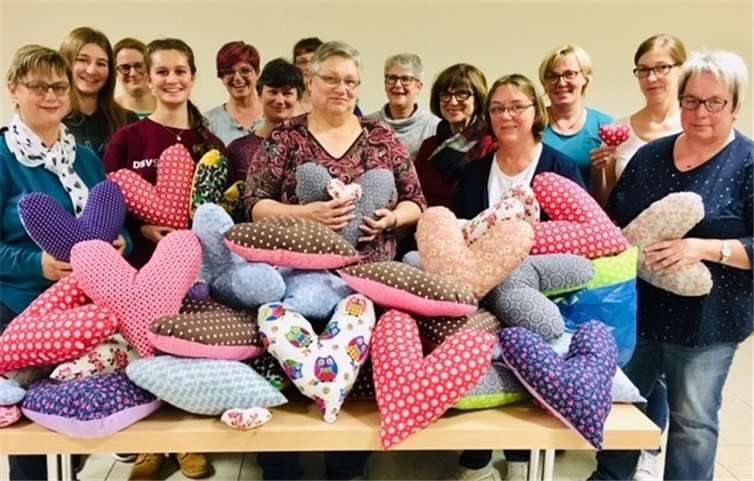 Ein Symbol für Mitgefühl und Solidarität Kissennähaktion: Mit viel Mitgefühl und Solidarität symbolisiert die Herzform des Kissens an Brustkrebs erkrankten Frauen, dass sie nicht alleine durch diese Krankheit gehen müssen.privat