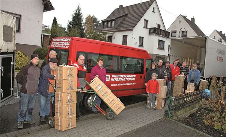Kiste für Kiste wurden die Lkws für das Friedensdorf International beladen.UM