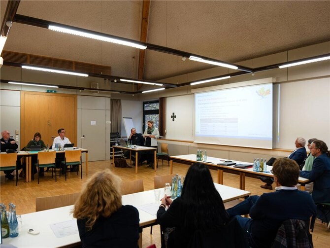 Kita-Bedarfsplanung und die Finanzierung von Personal im Wirtschaftsdienst der Kindertagesstätten im Landkreis war ein Thema der Sitzung des Jugendhilfeausschusses in der katholischen Familienbildungsstätte Neuwied.  Foto: Julia Hinz / Kreisverwaltung Neuwied