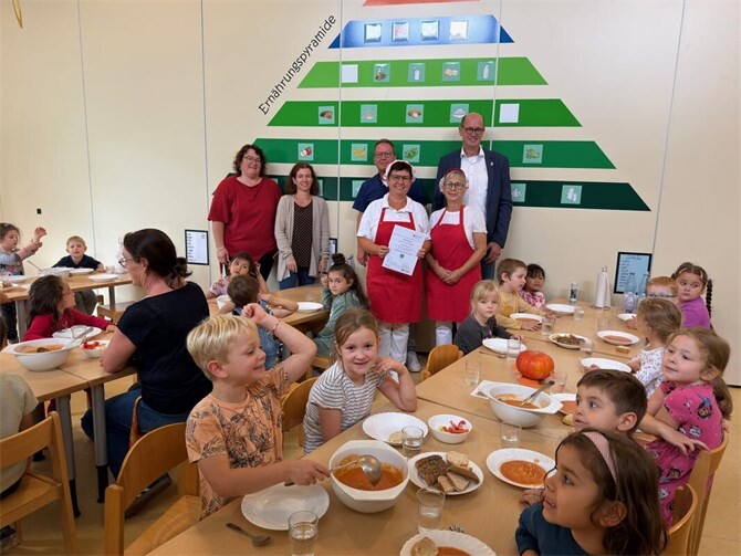 Kita. Der Vorsteher vom Kindergartenzweckverband, Verbandsbürgermeister Jan Ermtraud, gratulierte dem Küchenteam ebenso herzlich, wie die Kita-Leiter Sabine Poppelreuter und Peter Heumann, die Stellvertreterin Silvia Allar und die Mitarbeiterinnen und Kinder aus der Kita.  Foto: Vanessa Wasserfuhr