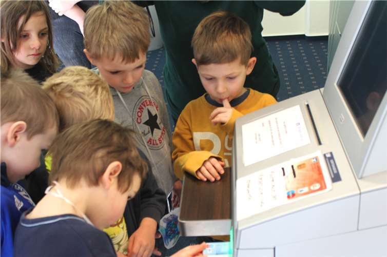 Kita „Glühwürmchen“ Niederbachem: Gebannt warten die Kinder darauf, was der Kontoauszugdrucker ausspucken wird.  privat