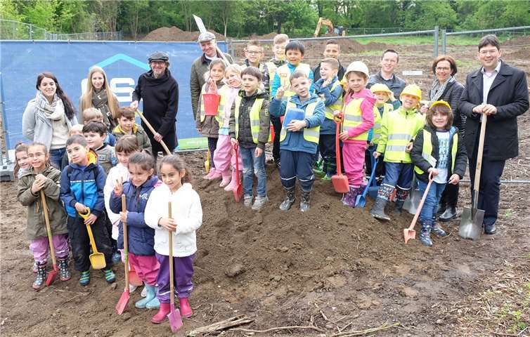Kita-Kinder aus der Heddesddorfer Kinderburg und der Villa Kunterbunt aus Engers griffen zum Spaten, beobachtet von Bürgermeister Michael Mang (rechts) und Vertretern von GSG, JKL und der beteiligten Kitas.Foto: privat