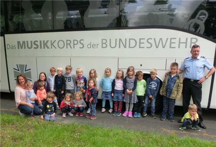 Kita-Kinder besuchten das Musikkorps der Bundeswehr und durften im großen Musikkorps-Reisebus dorthin fahren. Foto: Kita Maulwurfshügel