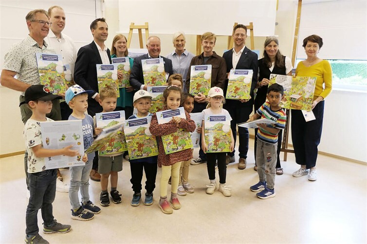 Kita-Kinder mit Vertretern der Politik und des Verlages