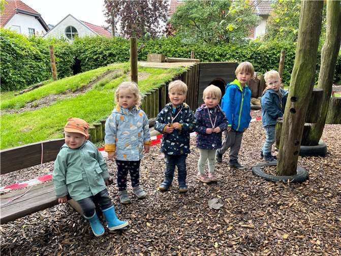 Kita-Kinder vor dem „maroden“ Rutschenhügel.  Foto: Förderverein ev. Kita Theodor Fliedner