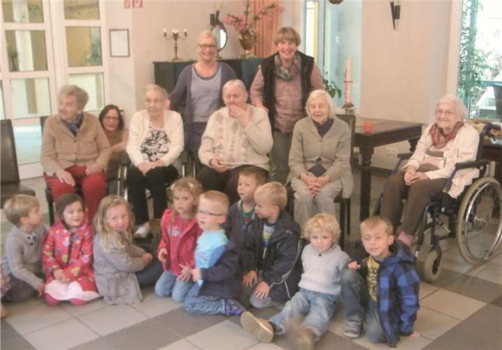 Kita-Kinder zu Füßen der SeniorenPrivat