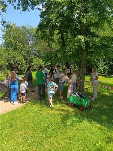 Kita Lehpfad feiert Sommerfest: Eltern und Kinder genießen gemeinsamen Tag.  Foto: Anni Müller / Olivia Marquard