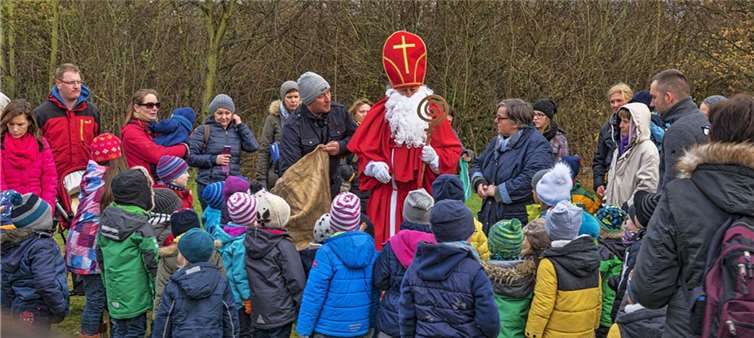 Kita-Leiter Boris Biederbeck half dem Nikolaus beim Verteiler der Geschenke an die Gruppen. Stadt Meckenheim