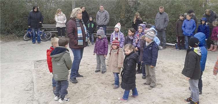 Kita-Leiterin Beate Reiss begrüßte die anwesenden Kinder und Eltern auf dem Gimmiger Spielplatz. privat