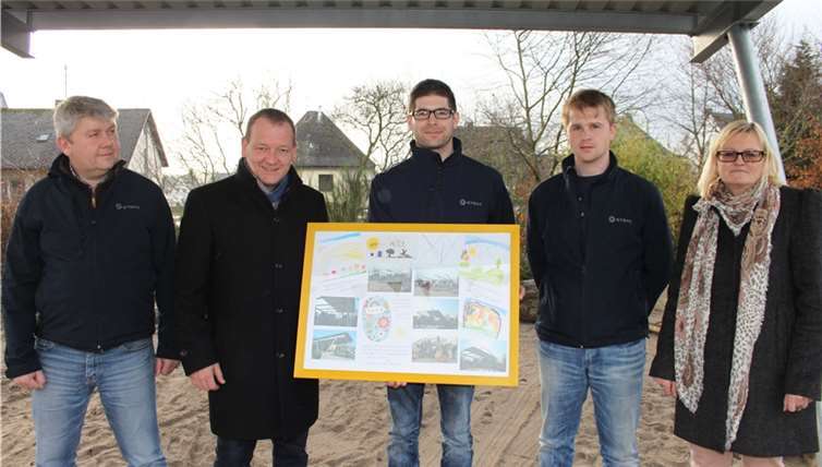 Kita-Leiterin Elvira Siegismund und Stadtbürgermeister Gerd Klasen übergaben als Dankeschön für die Anlage eine Bilder-Kollage an Sybac Solar, vertreten durch Pressesprecher Achim Nehrenberg, Timo Pörsch und Niklas Willmann. .Michael Krosta