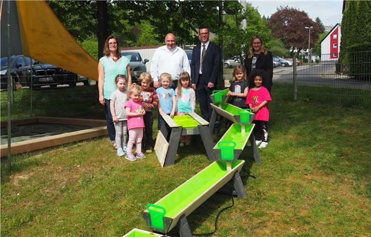 Kita-Leiterin Jessica Kantz und Jörg Freisberg vom Förderverein bedankten sich gemeinsam mit den Kindern bei Thomas Kremer und Alena Fink von der Sparkasse (v. links). privat