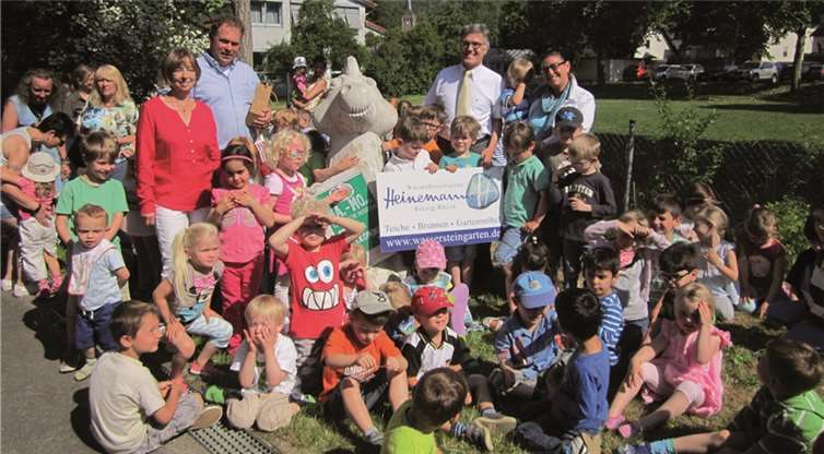 Kita-Leiterin Magdalene Dawid (links) und Bürgermeister Wolfgang Kroeger (Zweiter von rechts) dankten gemeinsam mit den Kindern und Erzieherinnen Dirk Heinemann (Zweiter von links) für das große Geschenk.privat