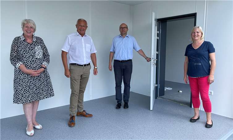 Kita-Leiterin Monika Wester-Mahler (von links), Landrat Achim Hallerbach, Ortsbürgermeister Stefan Betzing und Erste Ortsgemeinde-Beigeordnete Dagmar Gombert freuen sich, dass bald die Türen für die Kinder aufgehen und damit für die kommenden drei Jahre eine gute Übergangslösung gefunden worden ist. .Fotos: Kreisverwaltung