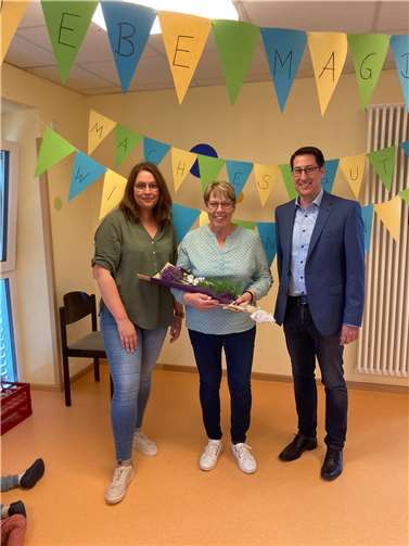 Kita-Leiterin Sandra Knop und Bürgermeister Jürgen Hoffmann zollten Magda Brodam ihre Anerkennung.  Foto: Verbandsgemeindeverwaltung Zell (Mosel)