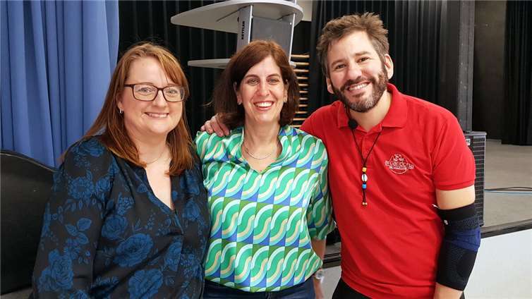 Kita-Leiterin Stefanie Gschwandtner (Mitte) gemeinsam mit der 1. Vorsitzenden des Fördervereins Katja Hohn (links) und dem Trommel-Lehrer Chris.