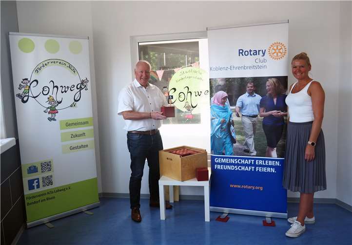 Kita-Leiterin Stefanie Schmidt bedankte sich bei Edgar Eiser vom Rotary-Club Koblenz-Ehrenbreitstein für die neue Mathe-Kiste.Quelle: Stadt Bendorf