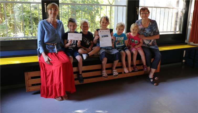 Kita-Leitung Elke Grunwald (links) freute sich über die Spende von Elisabeth Messow (rechts). Foto: privat