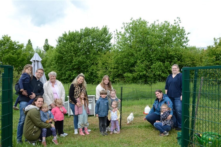 Kita-Team und Elternausschussmitglieder mit Kindern des Blandine-Merten-Hauses am Hühnergehege