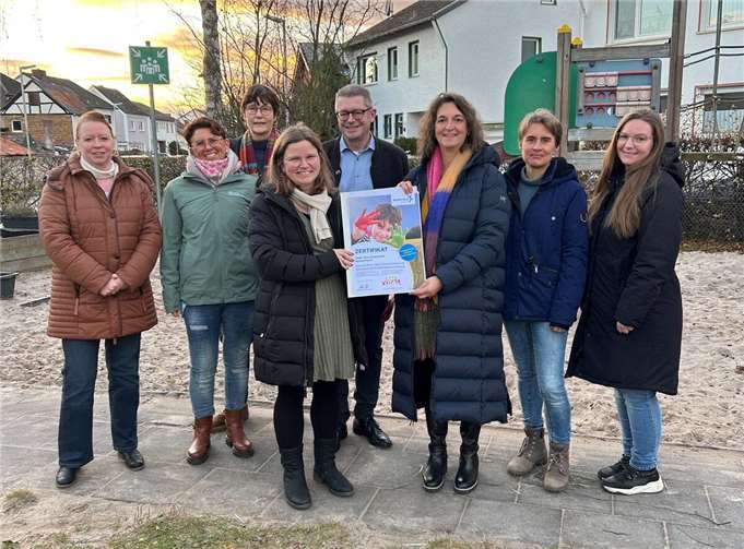 Kita-Team und Stadtverwaltung, vertreten durch den Ersten Beigeordneten Hans Dieter Wirtz (5.v.l.) und Christine Hilger (links), freuen sich über die Zertifikatübergabe durch Yasmin Gross (3.v.r.).  Foto: Stadt Meckenheim