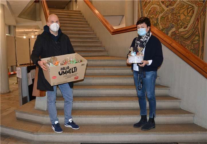 Kitaleiter Björn Schrewe-Mangold brachte die Geschenke zum Kreisgesundheitsamt. Foto: Rhein-Lahn-Kreis