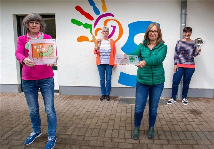 Kitaleiterin Elke Pollatz und Stelvertreterin Dagmar Weber (vorne) und die beiden Küchenkräfte Carmen Horn und Sandra Friedrich-Holz freuen sich über die Auszeichnung.Foto: Eckhard Schneider