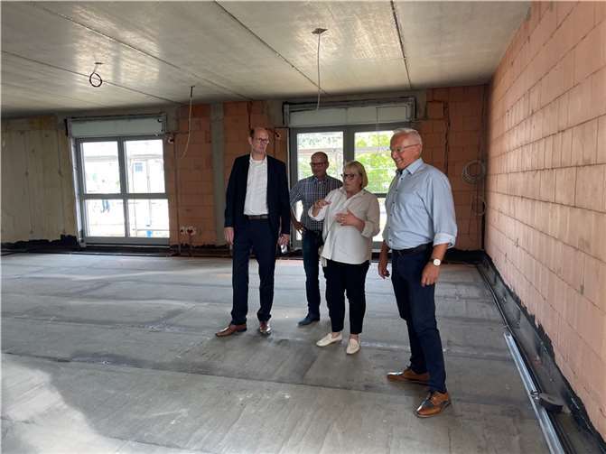 Kitaleiterin Sabrina Kopper führte (von rechts) Landrat Achim Hallerbach, Ortsbürgermeister Oliver Labonde und Bürgermeister Jan Ermtraud durch den Rohbau mit seinen großzügigen, lichtdurchfluteten Räumen.