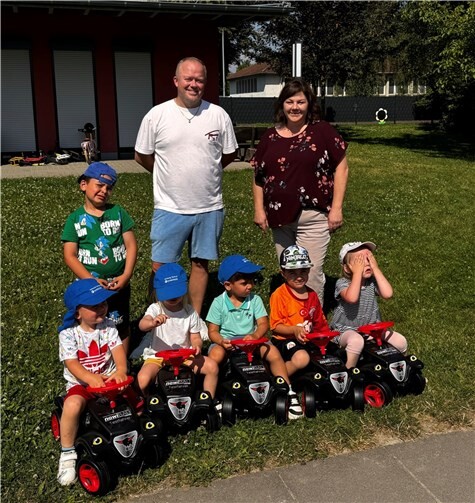 Kitaleitung Alice Kröll (hinten rechts) bedankte sich im Namen aller Kinder ganz herzlich für den tollen Gewinn. Foto: privat