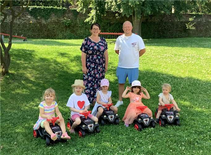 Kitaleitung Carmen Reuter (hinten links) bedankte sich im Namen aller Kinder ganz herzlich für die neuen Bobby-Cars. Foto:Stadtverwaltung Sinzig