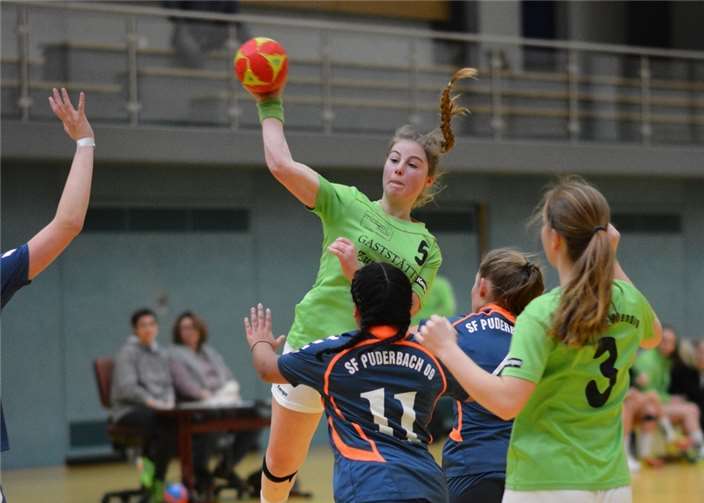 Kjana Schmidt von Grün-Weiß Mendig setzt sich gegen die Puderbacher Abwehr durch.Anke Bous