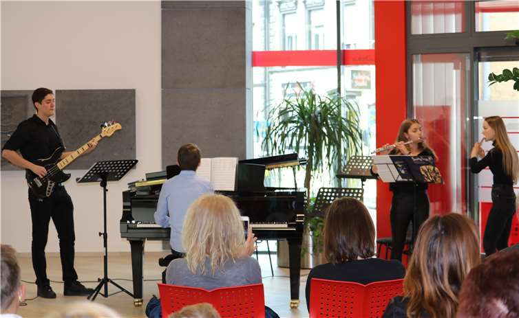 Klänge von Mozart und Händel, Vivaldi und Mendelssohnwaren im Foyer der Kreissparkasse Mayen zu hören. Fotos: -SOT-