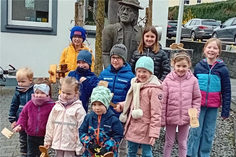 „Kläpperkinder“ 2026 am Karfreitag vor „Baltes Gritte Hannes“ am Trimbser Bürgerhaus.