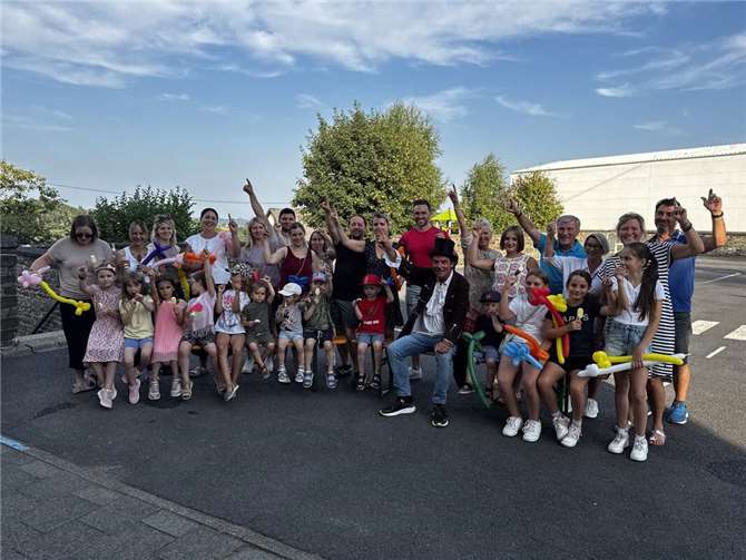Fröhlicher Nachmittag für Kläpperkinder Kläpperteam sorgt für strahlende Kinderaugen beim Pizzaessen. Foto: privat