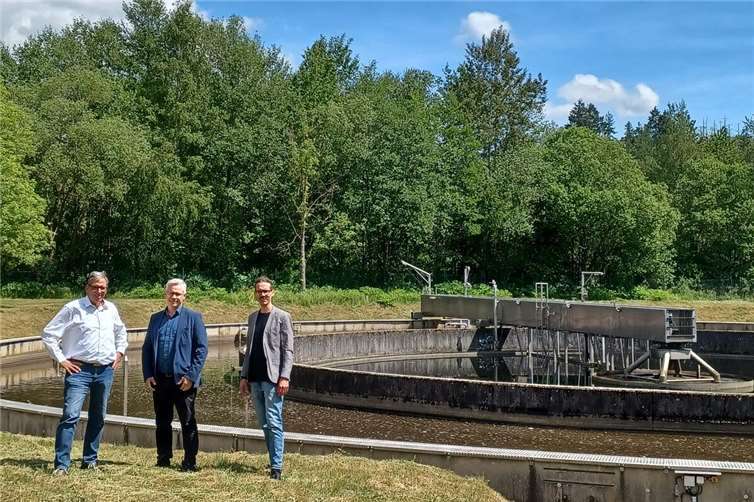Kläranlagen, wie die in Montabaur, verbrauchen sehr viel Strom. Die Verbandsgemeindewerke beteiligen sich an einem Pilotprojekt mit benachbarten VGs mit dem Ziel, gemeinsam Strom zu sparen. In der VG Montabaur wird das Projekt koordiniert von (v.l.) dem Ersten Beigeordneten Andree Stein, Werkleiter Andreas Klute und Klimaschutzmanager Max Weber. Foto: VG Montabaur / Christina Weiß