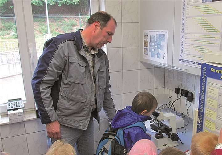 Klärfacharbeiter Frank Emmerich zeigte den Kindern im Labor die Bakterien aus dem Abwasser unter dem Elektronenmikroskop.