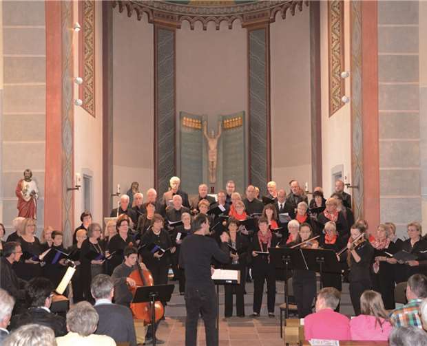 Klanggewaltiger Konzertabschluss durch den Doppelchor mit Instrumentalbegleitung.