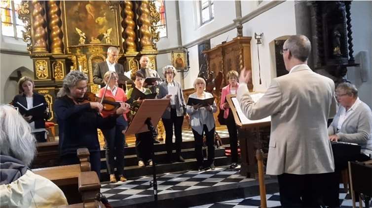 Applaus war der Lohn Klangvoll präsentierte sich der Kammerchor St. Pantaleon in seinem Sommerkonzert in der gotischen Pfarrkirche in Unkel. Foto: privat