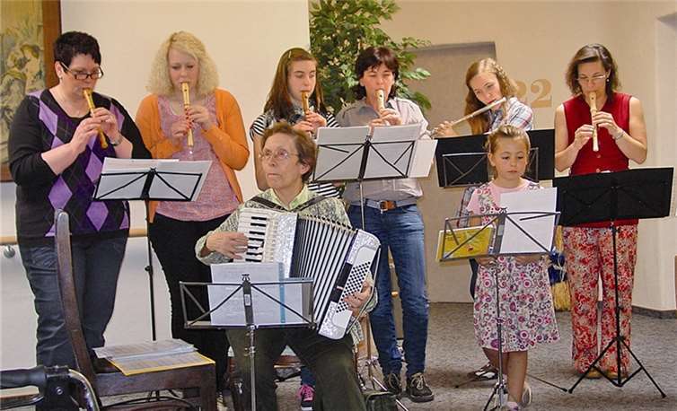 Klangvoll trug die Sing- und Spielgruppe St. Antonius Abt in der Villa Romantica Frühlingslieder vor.privat