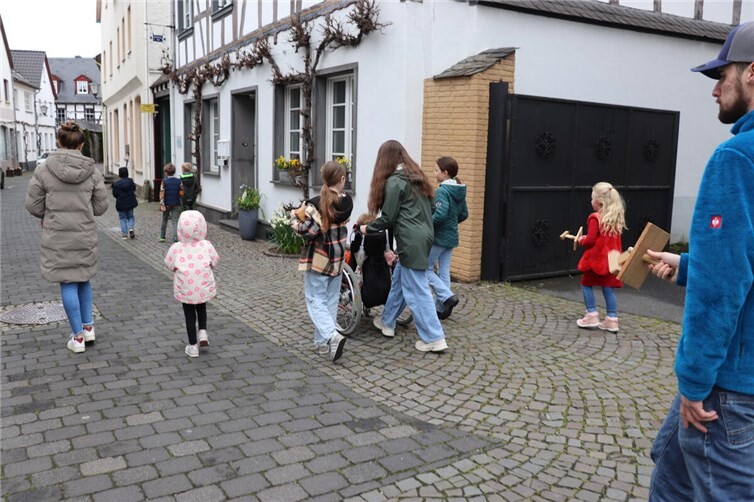 Klapperkinder ziehen an Karfreitag und Karsamstag durch den historischen Ortskern von Erpel und übernehmen die Aufgabe der schweigenden Kirchenglocken.