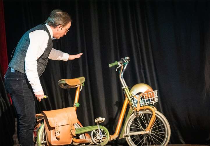 Klappräder und Tretroller gehören zu den bevorzugten Fortbewegungsmitteln des Multitalents.