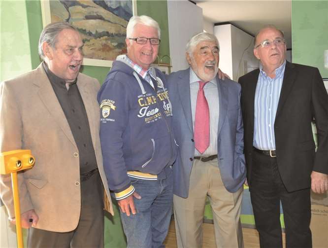 Klar, dass Adorf begeistert die Vereinshymne: „Grün und weiß - wie lieb ich Dich“ mitsang.