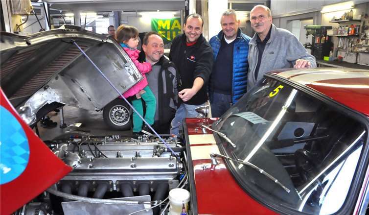 Klar, dass sich auch VG-Chef Alfred Schomisch und sein Beigeordneter Christoph Kicherer bei den Spitzleys an einem Jaguar informierten.