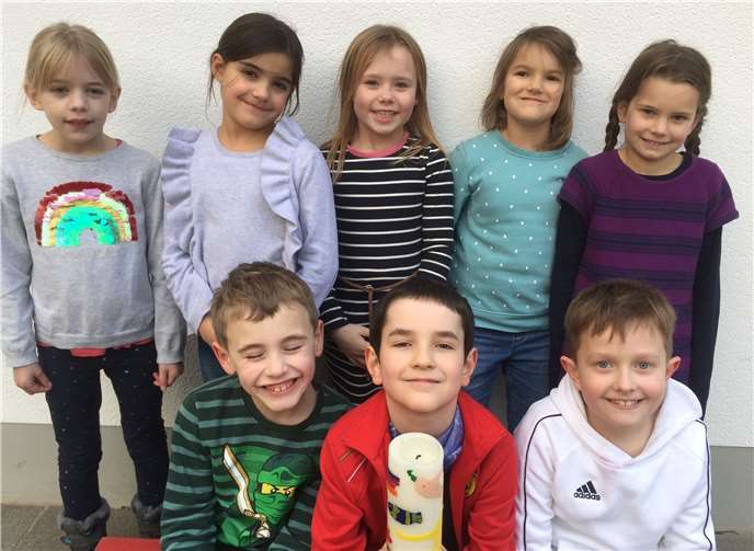 Klara Bendel, Luisa Drescher, Ole Fabritius, Anne Hoffmann, Finn Kluge, Florian Kubach, Lina Schmitz und Emma Wejda freuen sich auf ihre Erstkommunion. Foto: privat