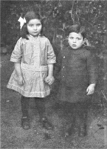 Klara Friesem aus Niederzissen, ermordet 1942, mit ihrem Bruder Theo.