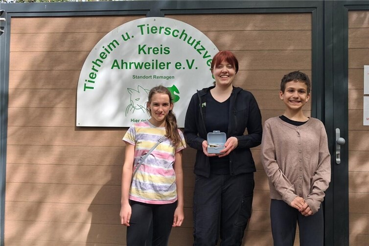 Klara Hornberger und Felicitas Klattenhoff bei der Spendenübergabe.