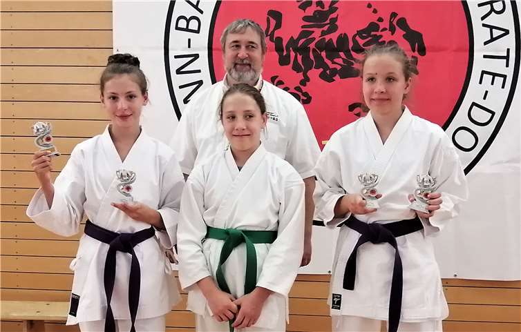Klara Kürsten, Flora Kürsten und Serafina Schneider, Mitglieder des 1. Karate Dojo TV Remagen.Foto: privat