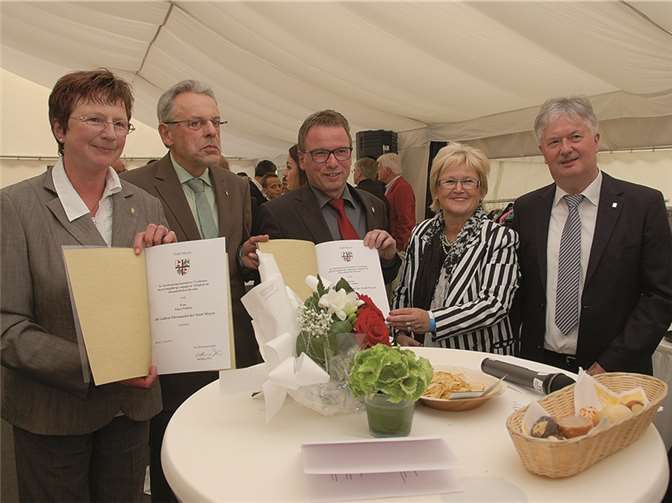 Klara Nolden und Günter Müller erhielten von Oberbürgermeister Wolfgang Treis die Goldene Ehrennadel. Auch die Beigeordnete Marika Kohlhaas und der Bürgermeister Rolf Schumacher (v.l.n.r.) gratulierten herzlich. Guido Dietrich
