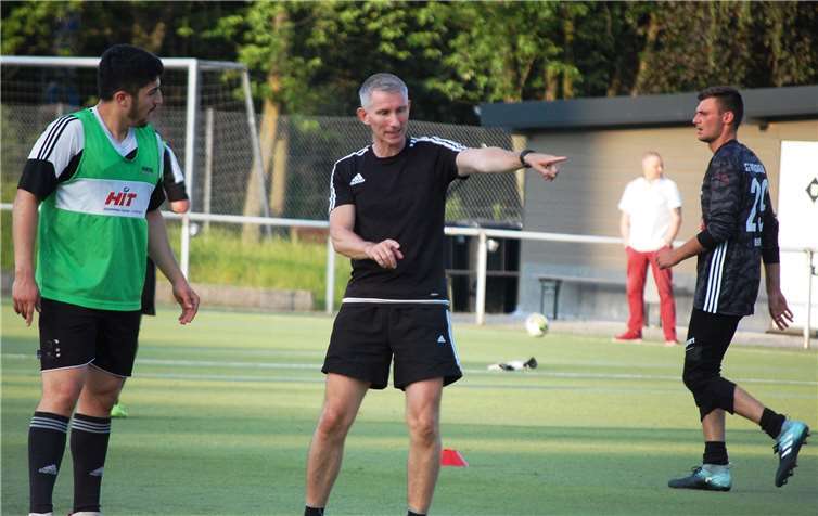 Klare Anweisungen: Co-Trainer Bernd Pauly erklärt Mustafa Madanoglu, was er zu tun hat.