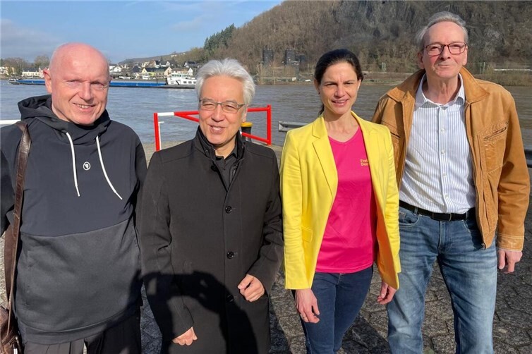 Klare Kante am Rhein: Die FDP-Vertreter Ulrich van Bebber, Peter Tsao-Adolphs Christina Steinhausen und Jens Huhn (v.l.n.r.) vor Ort in Remagen. Eine millionenteure neue Freizeitbrücke über den Rhein lehnen die Freien Demokraten angesichts der gewaltigen Aufgaben im Ahrtal entschieden ab.