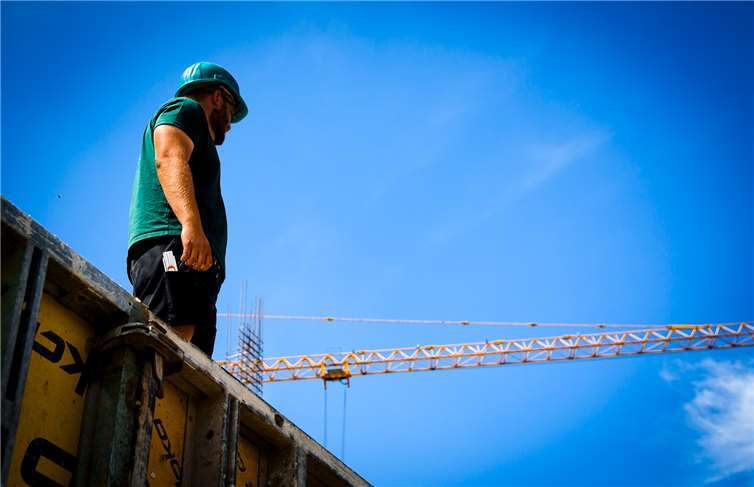 Klare Perspektive: Baubeschäftigte bekommen in den kommenden Monaten mehr Geld. Foto: IG BAU